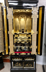 全体に黒の漆塗りが施され、内部に金箔が貼ってあるお仏壇